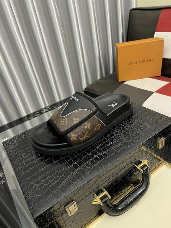 Picture of Louis Vuitton Slippers _SKULVsz38-44hnh0421985